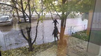 На улице Калинина в Пензе дети вышли «купаться» в новом «озере»