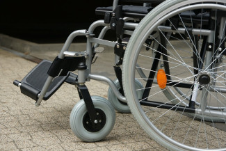 В инвалидной коляске 81-летней старушки нашли 17 кг кокаина