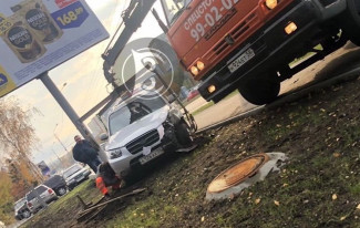 Жесткое ДТП в Пензе: покореженную иномарку выбросило с дороги