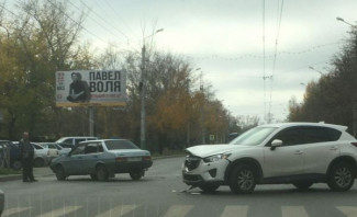 В Пензе жестко столкнулись кроссовер и легковушка