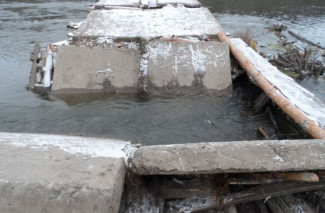 В пензенской глубинке под тяжестью «КамАЗа» рухнул мост