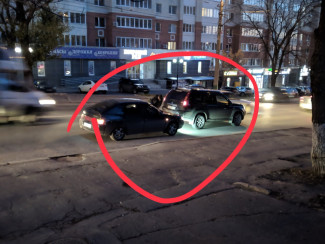 В Пензе на улице Калинина дорогу не поделили внедорожник и отечественная легковушка 