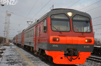 ТОП-чиновник правительства стал одним из первых пассажиров новой электрички. Репортаж