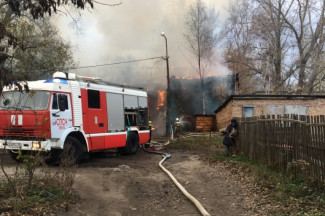 С пожаром на улице Карпинского в Пензе боролись 24 человека