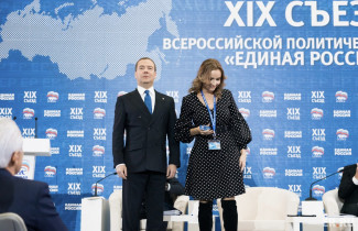 Николай Кузяков и Мария-Львова Белова получили партбилеты из рук Дмитрия Медведева