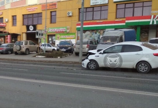 В жестком ДТП на улице Антонова в Пензе изуродовало легковушку