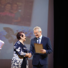 Пензенский губернатор наградил медалями многодетных матерей