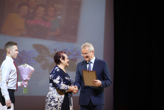 Пензенский губернатор наградил медалями многодетных матерей