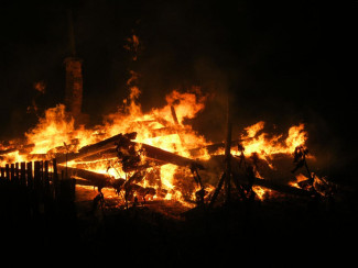В Пензенской области пожар уничтожил деревянный дом