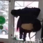 Борьба с продавцами и выбитое стекло: побег из пензенского магазина попал на видео