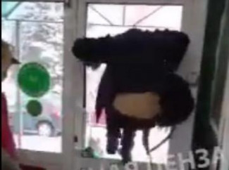 Борьба с продавцами и выбитое стекло: побег из пензенского магазина попал на видео