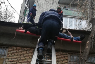 На улице Ухтомского в Пензе с балкона пятого этажа выпал мужчина