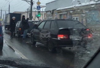 Авария в пензенской Терновке застопорила движение на двух улицах