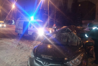 В центре Пензы водителя зажало в разбитой легковушке