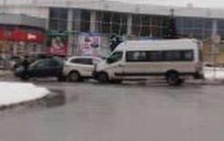 В пензенском Арбеково жестко столкнулись две легковушки и маршрутка