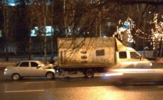 В Пензе легковушка влетела под фургон