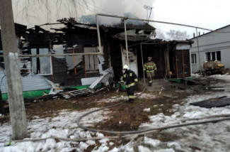 Под Пензой полыхающее здание тушили 18 человек