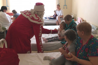 В Пензе Дед Мороз пришел с подарками в детскую больницу