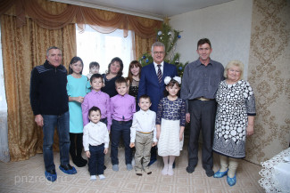 Пензенский губернатор подарил микроавтобус многодетной семье