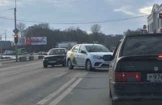 На выезде из Пензы попала в аварию машина «Яндекс.Такси»