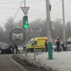 В Пензе жестко столкнулись две иномарки: к месту аварии подъехал реанимобиль