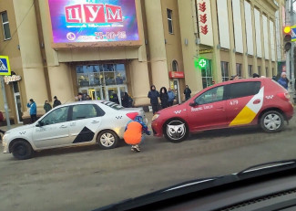 В самом центре Пензы столкнулись две машины «Яндекс.Такси»