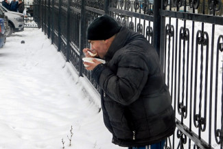 Бездомные пензенцы получили горячее питание и одежду