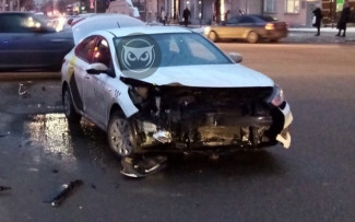 В самом центре Пензы изуродовало машину «Яндес.Такси»