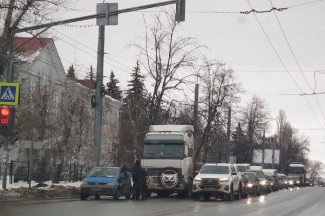 На одной из пензенских улиц грузовик влетел в легковушку