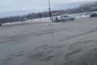 «Водители года». В Пензе две машины столкнулись на пустой парковке