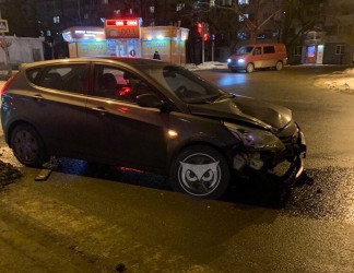 В Пензе на одном из перекрестков изуродовало иномарку