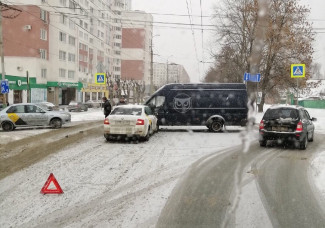 В центре Пензы автомобиль «Яндекс.Такси» влетел в «ГАЗель»