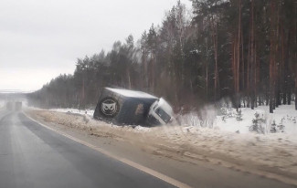 В Пензенской области слетела с трассы огромная фура
