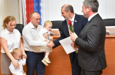 Молодым пензенским семьям вручили жилищные сертификаты 