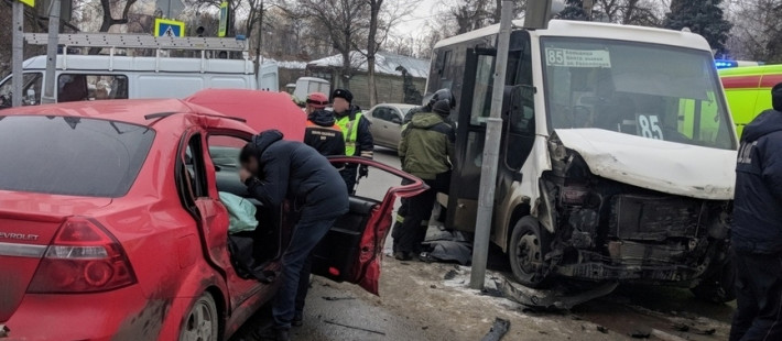 Опубликованы новые фото с места страшной аварии с маршруткой в Пензе Опубликованы новые фото с места страшной аварии с маршруткой в Пензе
