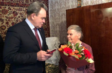 Валерий Лидин вручил юбилейную медаль жительнице Сердобска