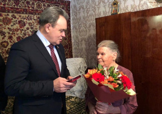 Валерий Лидин вручил юбилейную медаль жительнице Сердобска