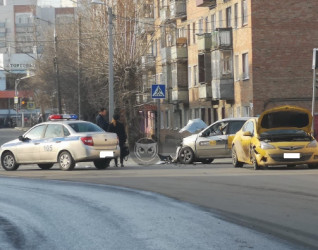 В Пензе на улице Металлистов «лоб в лоб» столкнулись такси и Opel 