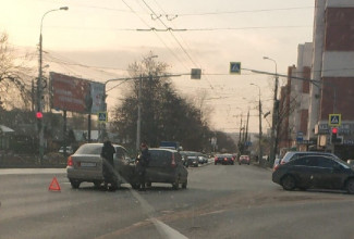 В центре Пензы угодили в аварию две легковушки