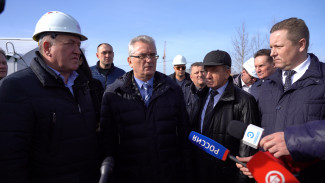 Губернатор проинспектировал строительство детской поликлиники в Спутнике