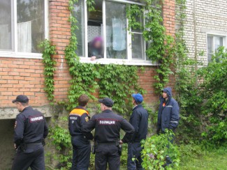 Пензенские спасатели отговорили прыгать пенсионерку из окна первого этажа