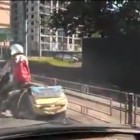 Жительница Пензы возит малыша в прицепе скутера