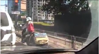Жительница Пензы возит малыша в прицепе скутера