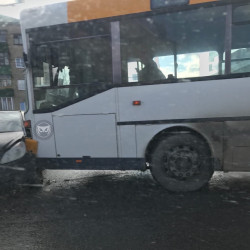 В Пензе пассажирский автобус протаранил легковушку