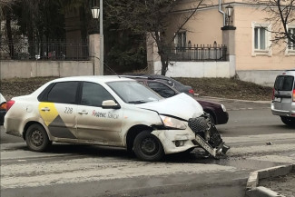 В Пензе в жесткой аварии изуродовало машину «Яндекс.Такси»