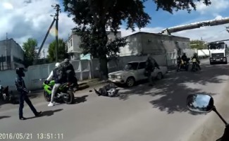 В Интернете появилось видео, как пензенский скутерист расправился со сбившим его автомобилем