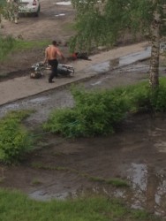 Пьяный житель Кузнецка избил ногами мотоцикл подростков