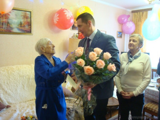 В Пензе поздравили со 100-летием ветерана труда Клавдию Корнееву
