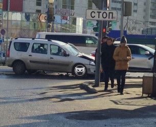 В пензенском Гидрострое искорежило отечественную легковушку