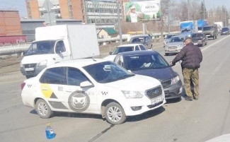 На улице Баумана в Пензе угодила в аварию машина «Яндекс.Такси»